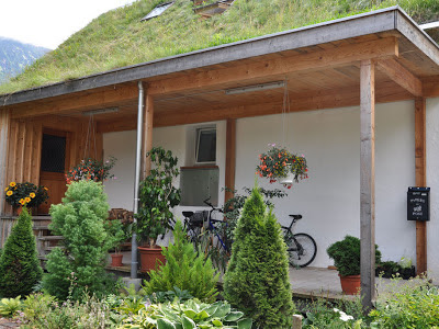 Вход в домик. Крыша. Австрийский домик Вернера Шмидта с 2-х метровыми стенами Вход в домик