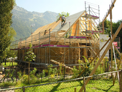 Каркас для соломенного дома Установка лесов и сборка каркаса перед тюкованием стен