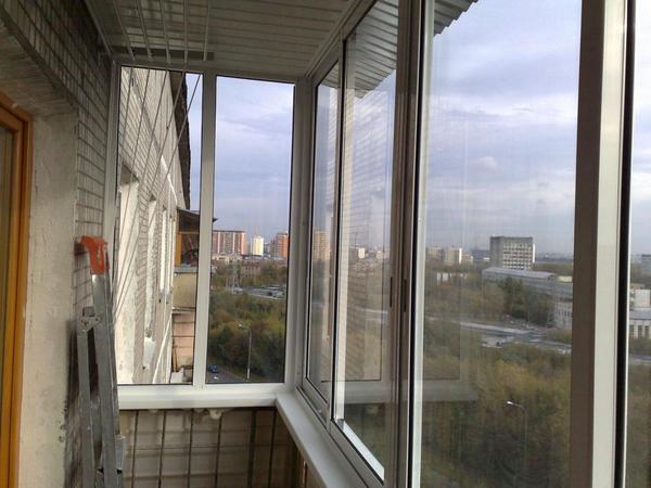 установка раздвижных окон на балконе
