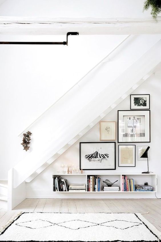 Как использовать пространство под лестницей в доме фото