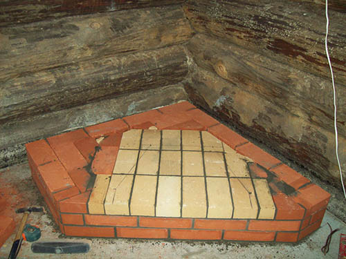 Dva-sloya-kirpicha-zavershaut-vozvedenie-fyndamenta-pod-kamin