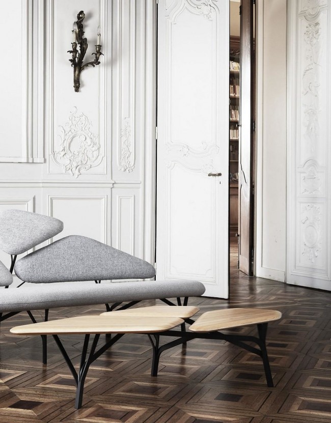 Парижский шик в современной квартире - это паркетный пол, белый цвет стен с молдингами и имитацией лепнины и изящная дизайнерская мебель