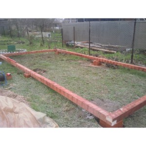 Первый ряд кирпичной кладки на фундамент