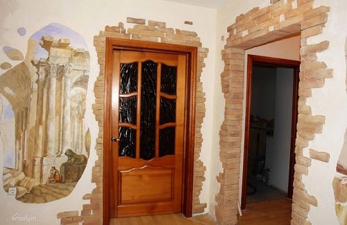 Отделка откосов входной двери декоративным камнем, фото