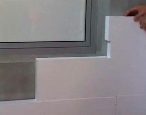 фото: Крепление пенопласта возле окон и дверей