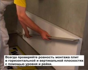 Фото: выравниваем пенопласт с помощью уровня или правила