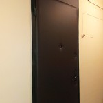 обивка металлической двери с верхней вставкой
