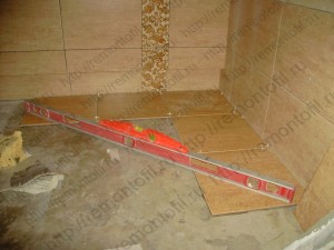 kak ulozhit plitku na pol 300x225