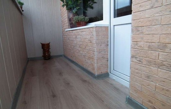 Kakie-materialy-ispolzuyutsya-dlya-utepleniya-balkonov-i-lodzhij-550x350