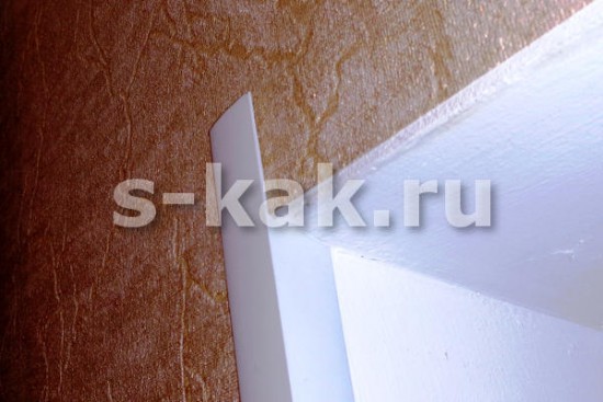 Как приклеить уголки на откосы окна