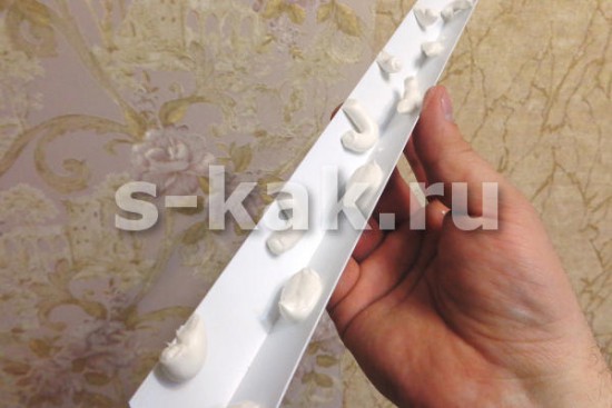 Как приклеить уголки на откосы окна