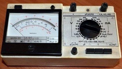 Как проверить напряжение в сети тестером