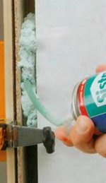 Применение монтажной пены при установке межкомнатной двери