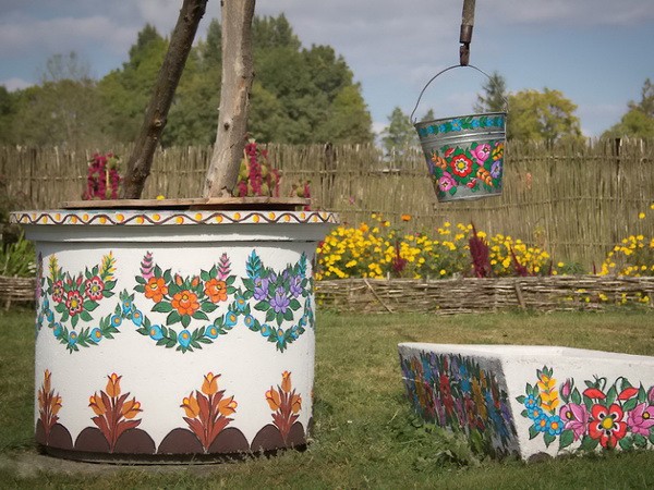 Расписной колодец на даче