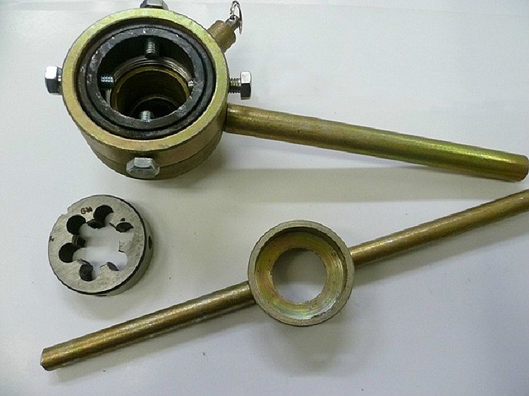 Инструмент для нарезки резьбы на трубах