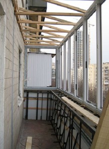 Фото: Установка обрешетки над балконом