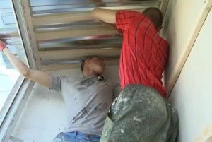 Фото: Замена старого покрытия над балконом