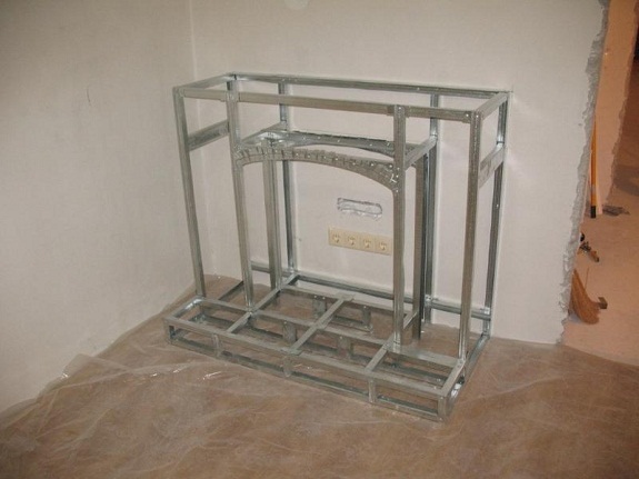 Собранный каркас камина
