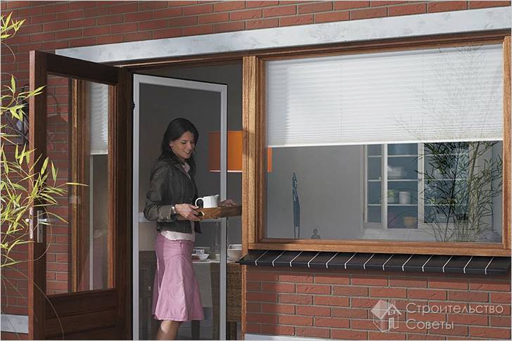 Установка москитной двери