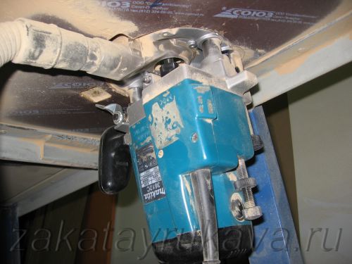 Фрезер Makita 3612C в столе.