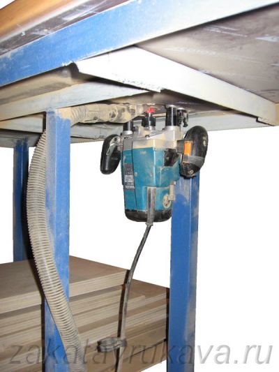 Фрезер Makita 3612C в столе.