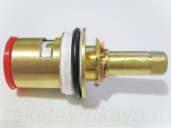 Лента ФУМ (белого цвета) на резьбе кран-буксы.