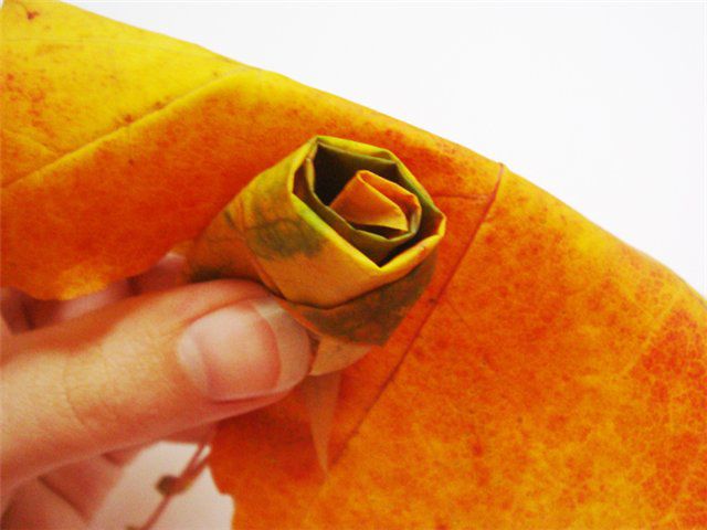 розы из кленовых листьев