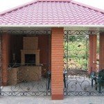 Симпатичная беседка для барбекю, навеянная мотивами одухотворенного японского стиля. Она полностью открыта для свежего воздуха, и отдыхающим в ней не будет мешать жар от печи.