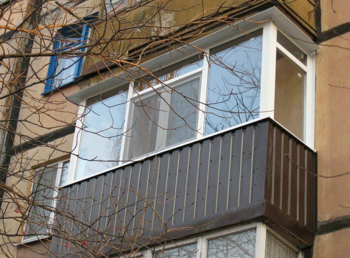 Отделка балкона профнастилом