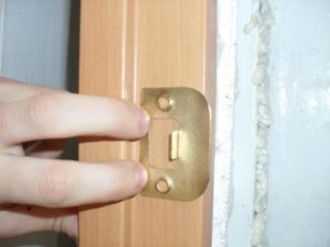 установка замка в межкомнатную дверь - монтаж пластины
