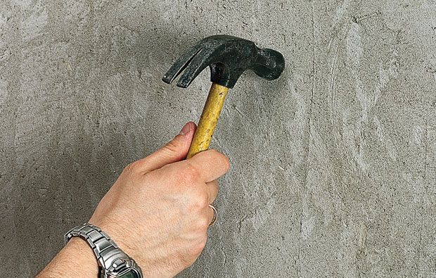 Звонкий звук свидетельствует от надежности и прочности штукатурки. Если слышен глухой звук, значит, штукатурка держится слабо
