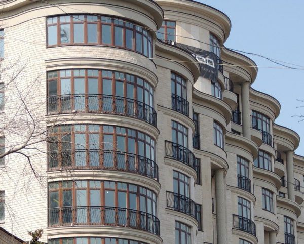 Все окна этого дома одного цвета