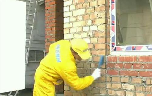 Стены необходимо предварительно очистить