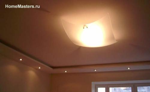 Двухуровневый потолок из гипсокартона с подсветкой по периметру