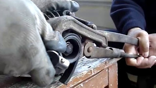 как снять шкив с генератора/открутить гайку шкива генератора How to remove a pulley from a generator