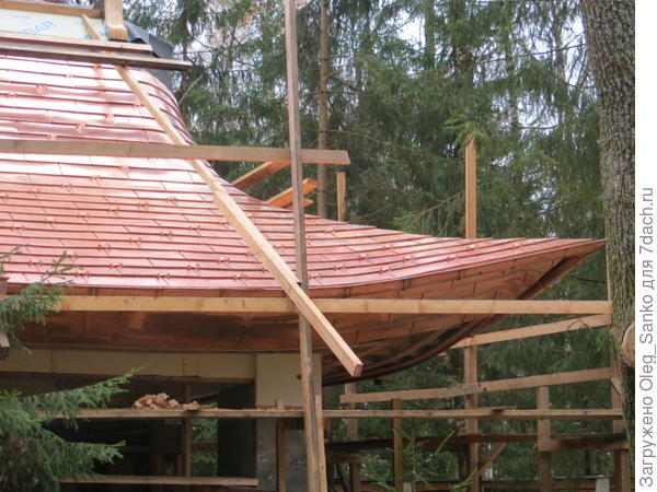 Глаз не оторвать от обводов такой кровельной конструкции