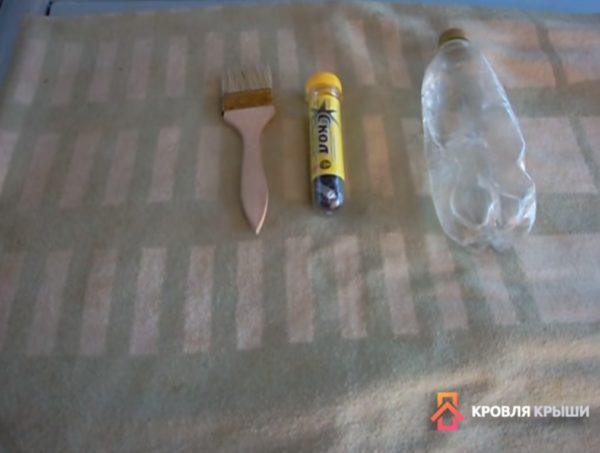 Понадобится холодная сварка, кисть и бутылка с водой