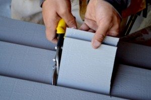Работая ножницами, старайтесь прогибать материал по мере продвижения лезвий