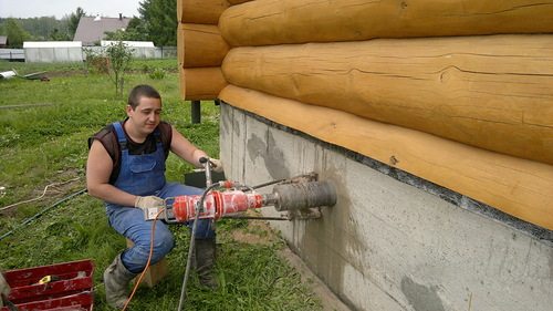 Гораздо проще сделать продухи сразу, цена работ по проделыванию отверстий очень высока