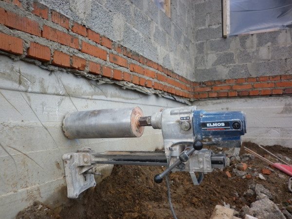 С помощью специального оборудования можно просверлить отверстия даже в самых толстых фундаментах