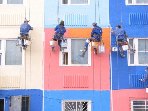 Для работы на высоте лучше обратиться к специально обученным людям. Берегите свою жизнь!