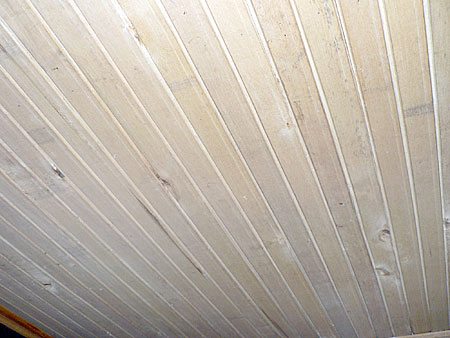 Покраска деревянного потолка в сауне