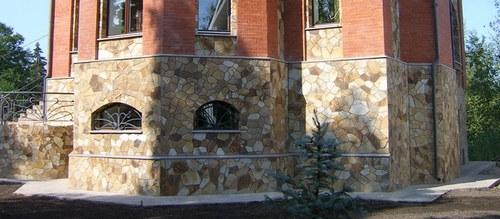 В домах с высоким цоколем отделка камнем смотрится особенно эффектно