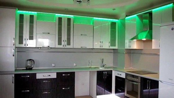 как приклеить диодную ленту на кухне фото