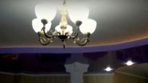 Какой выбрать: натяжной потолок ПВХ или тканевый