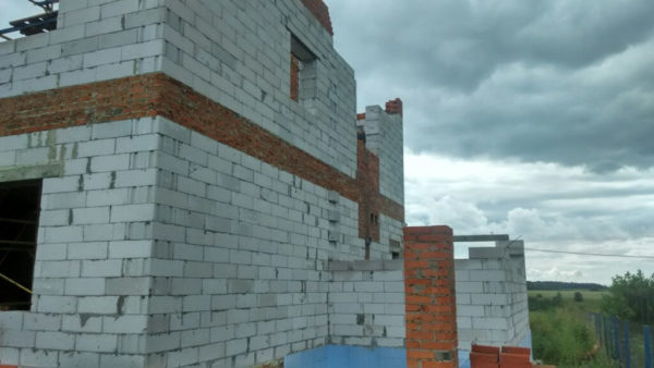 Межэтажный армопояс на здании из газонаполненных блоков