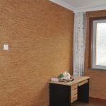 Пробка на стенах в гостиной комнате