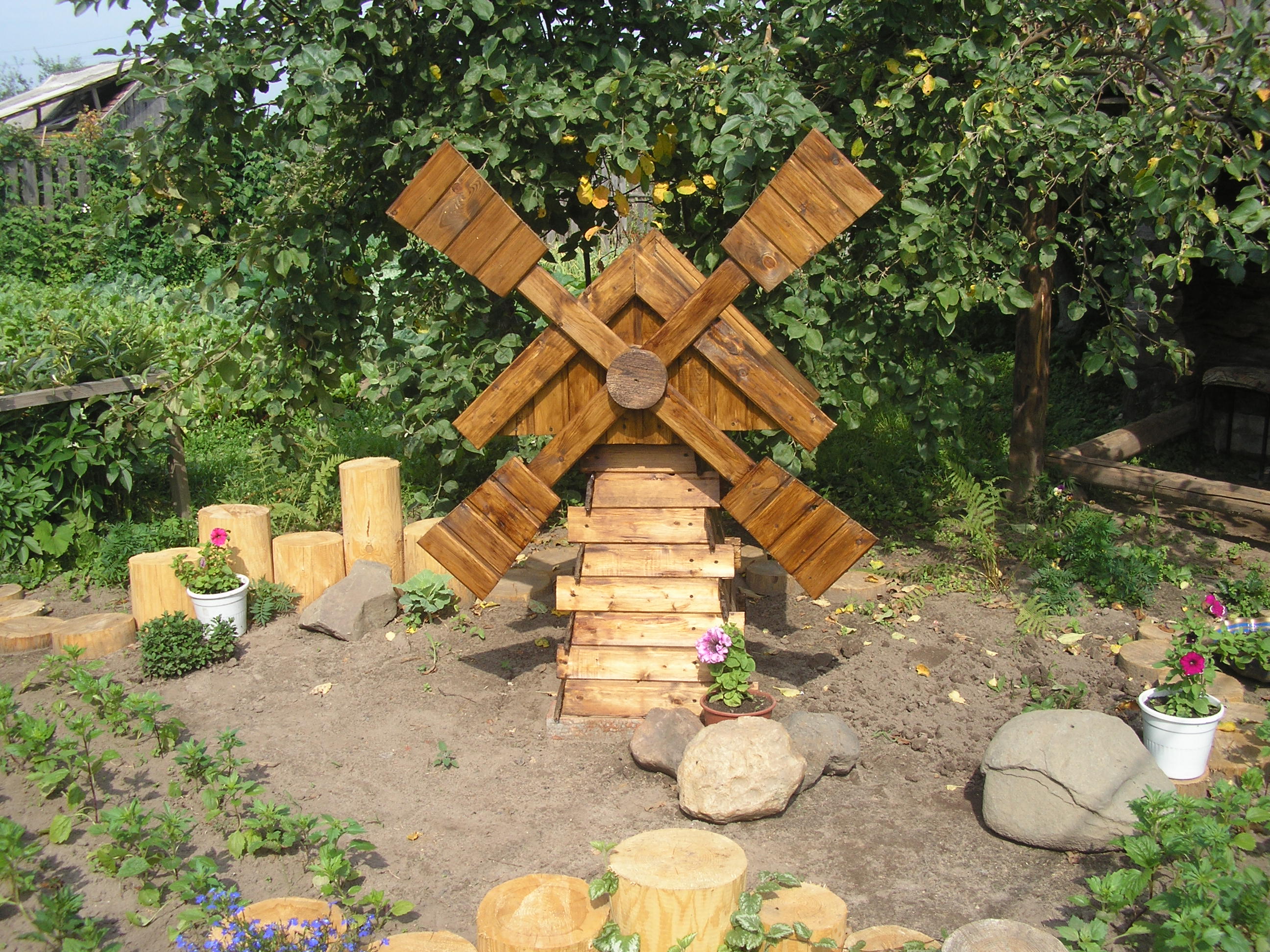 Декоративная мельница из дерева в саду