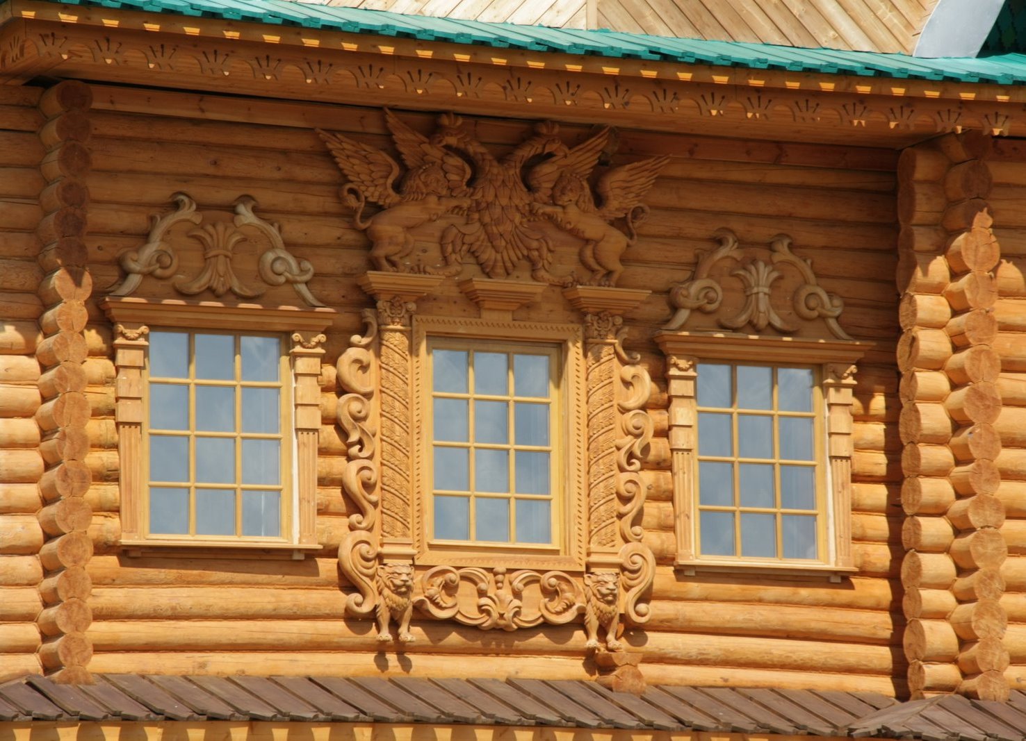 Декоративая резьба на деревянном окне