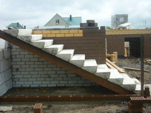 Бетонная лестница на металлических косоурах